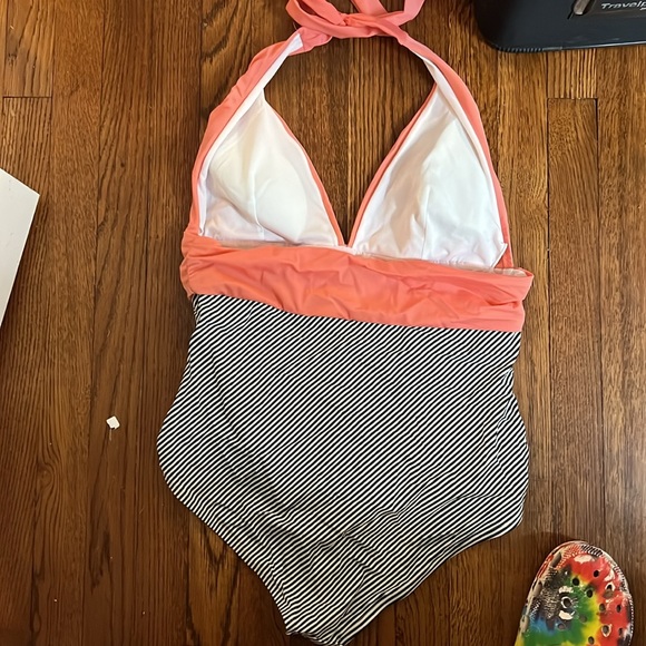 Women’s bathing suit - Picture 2 of 2